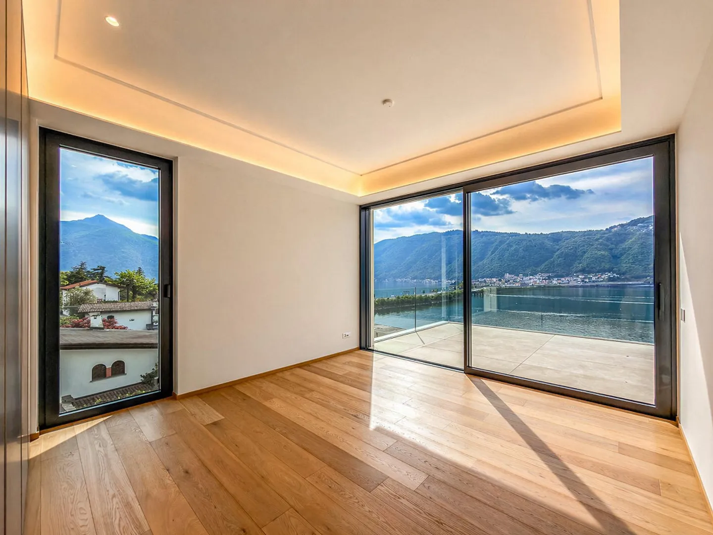 Luxury penthouse 4.5 rooms with lake view in Bissone - Photo 4 of 12