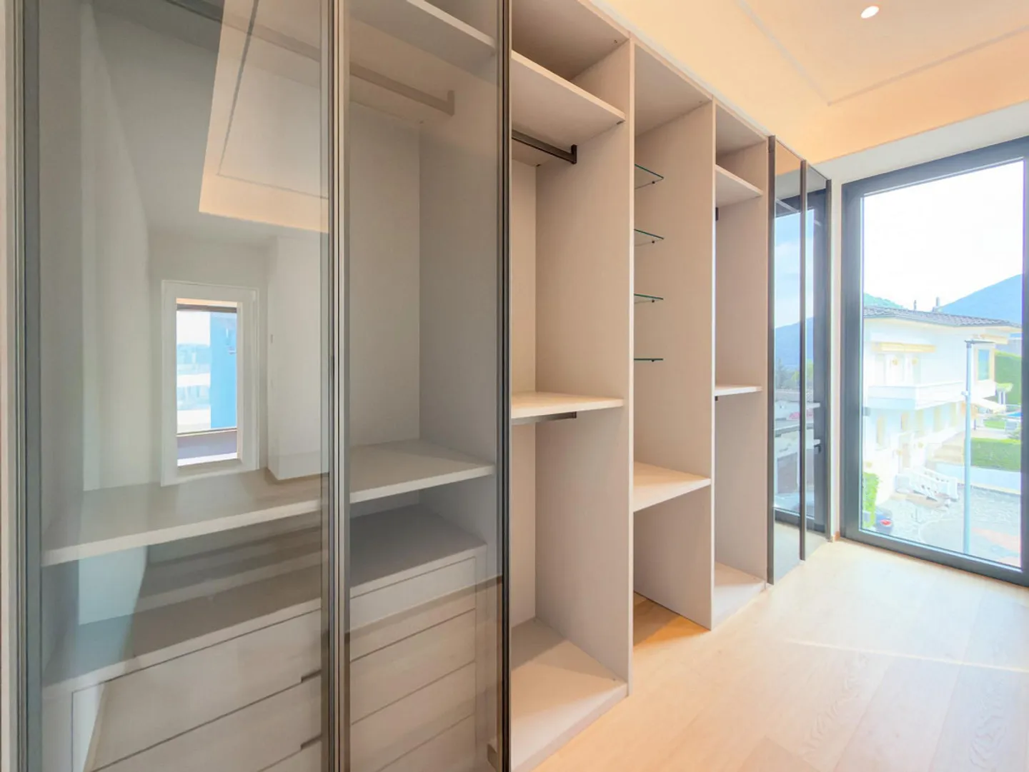 Luxury penthouse 4.5 rooms with lake view in Bissone - Photo 6 of 12