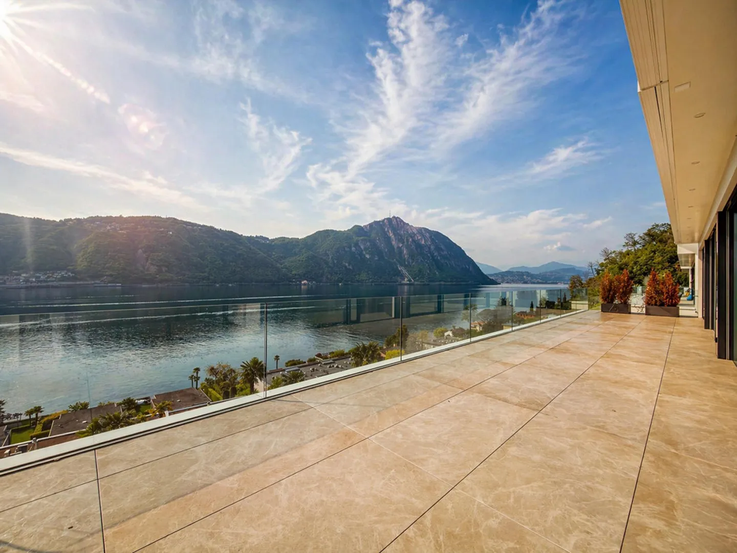 Luxury penthouse 4.5 rooms with lake view in Bissone - Photo 9 of 12