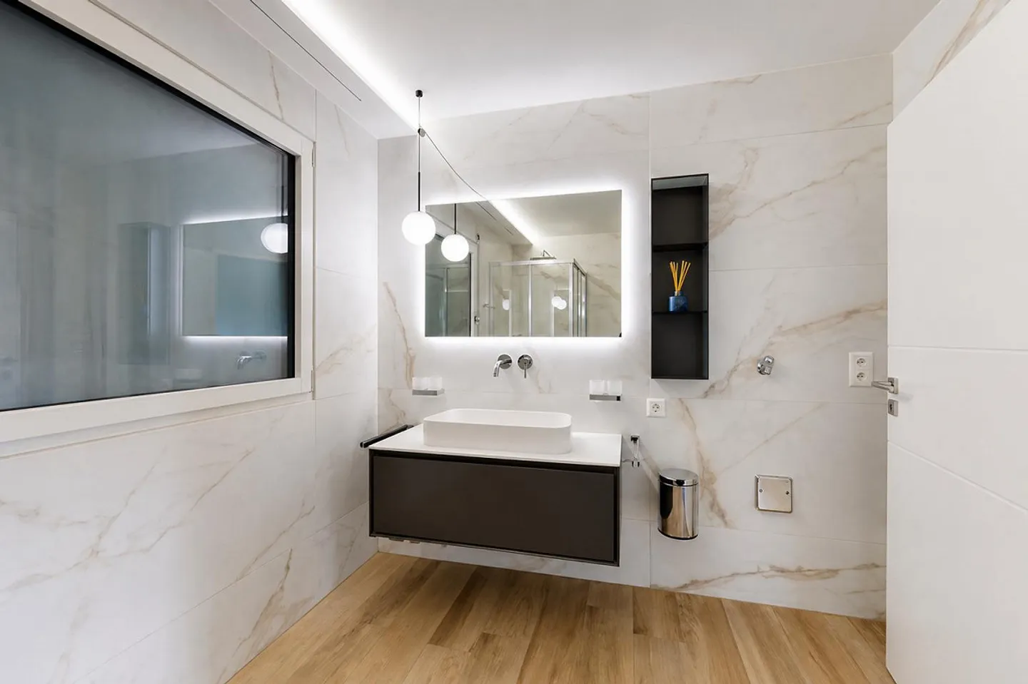 Stylish living in a central location in Lucerne - Photo 6 of 8