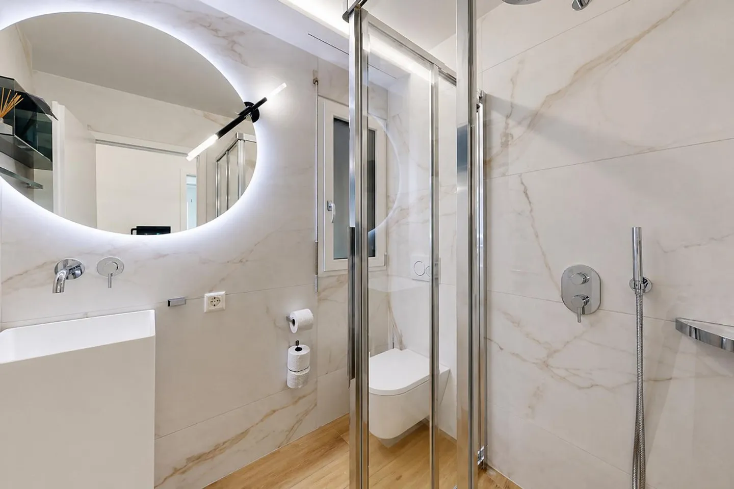Stylish living in a central location in Lucerne - Photo 7 of 8