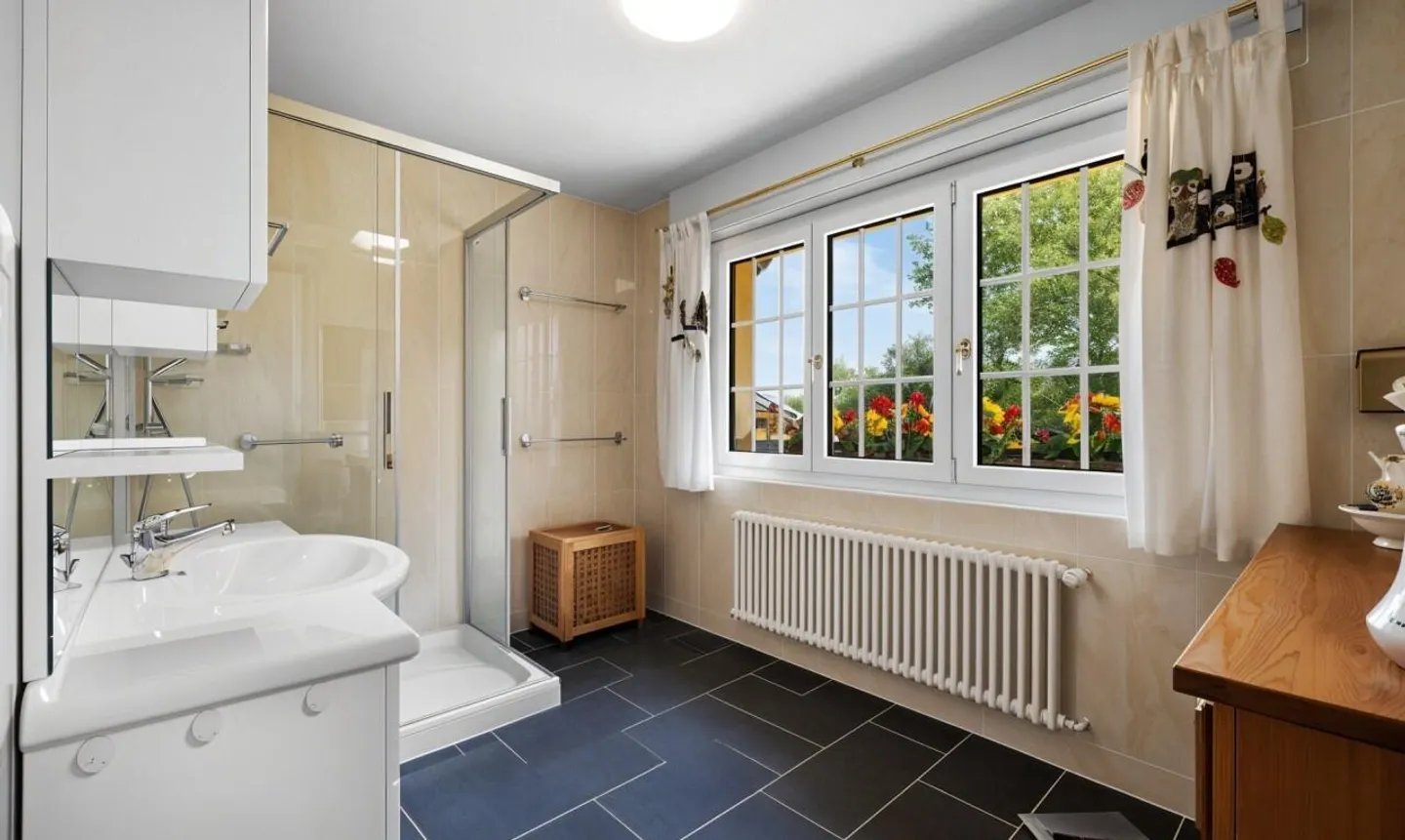 Spacious family home with double garage and 2,492 m² garden - Photo 10 of 11