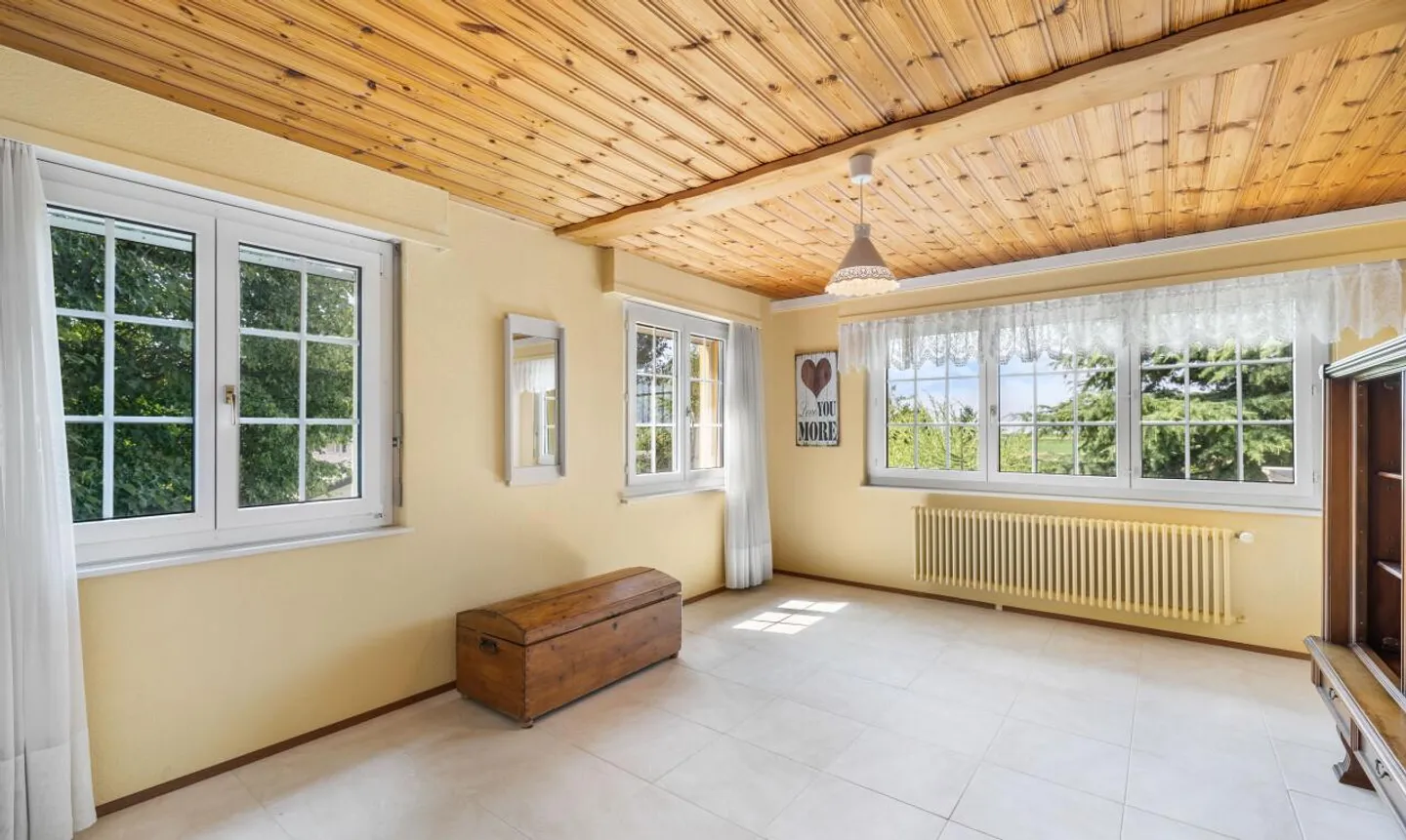 Spacious family home with double garage and 2,492 m² garden - Photo 8 of 11
