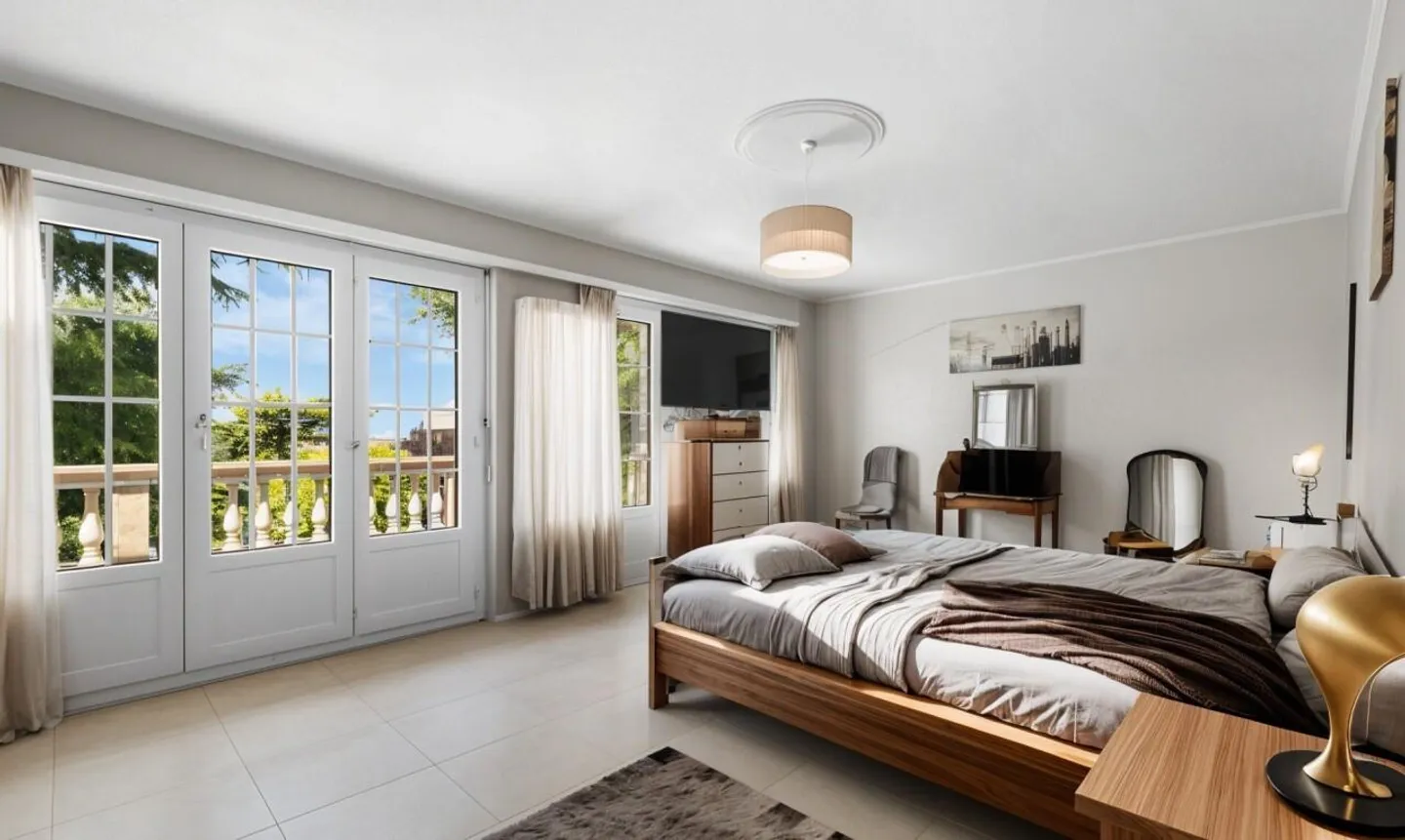 Spacious family home with double garage and 2,492 m² garden - Photo 9 of 11