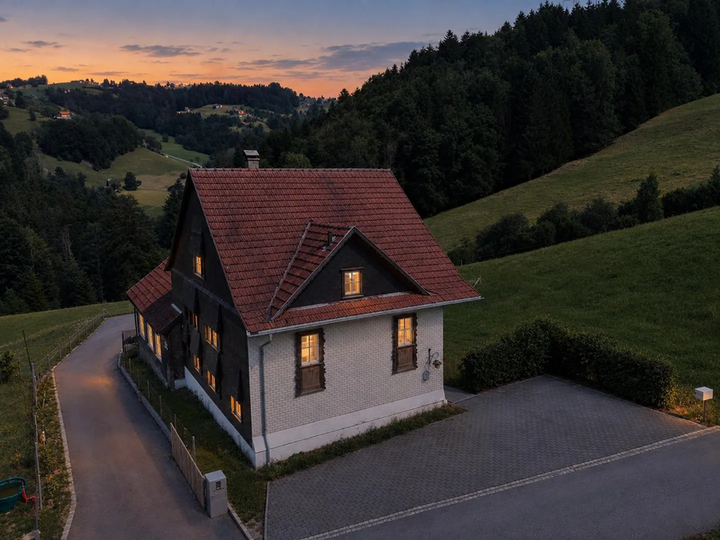 Grande maison familiale dans la verdure avec atelier et potentiel d'extension ! - Photo 3 sur 11