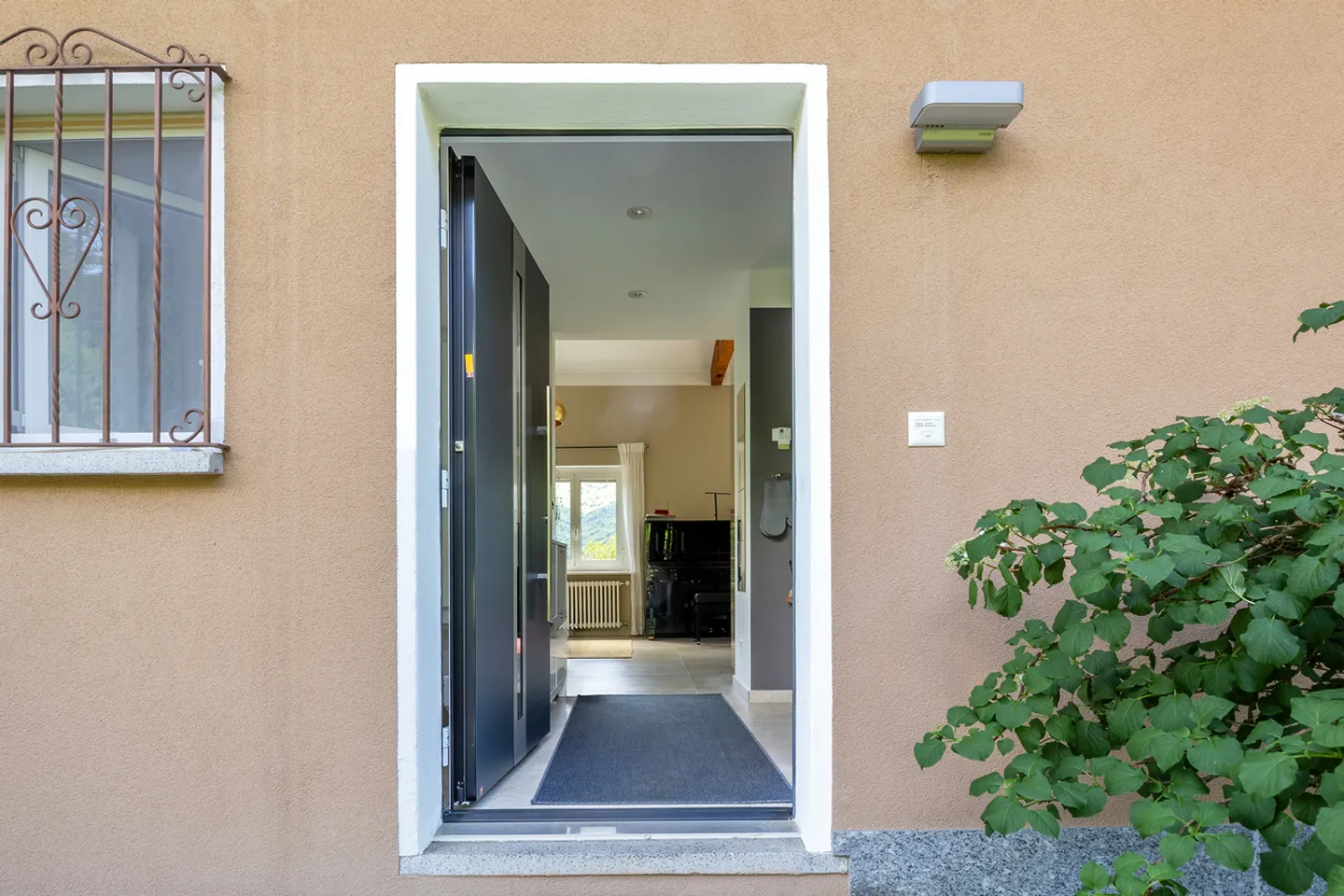 Proprietà versatile con due appartamenti, loggia e vista spettacolare - Foto 2 di 13
