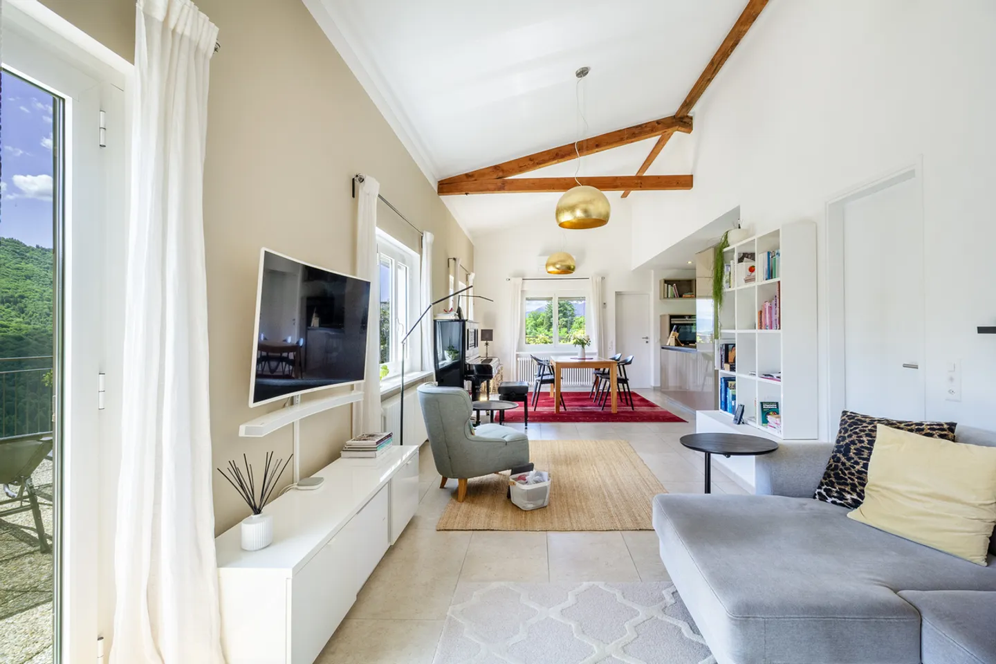 Proprietà versatile con due appartamenti, loggia e vista spettacolare - Foto 3 di 13