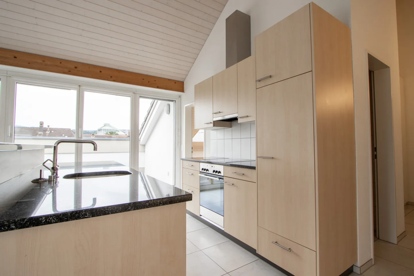 Grosszügige Dachwohnung zu vermieten - Photo 2 sur 9