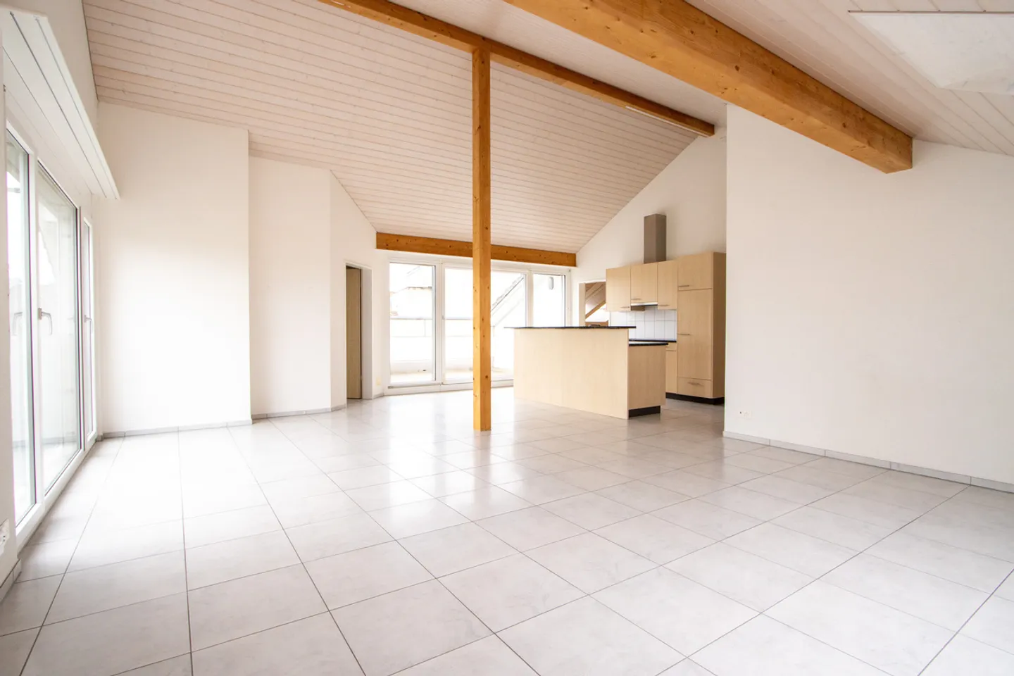 Grosszügige Dachwohnung zu vermieten - Photo 3 sur 9