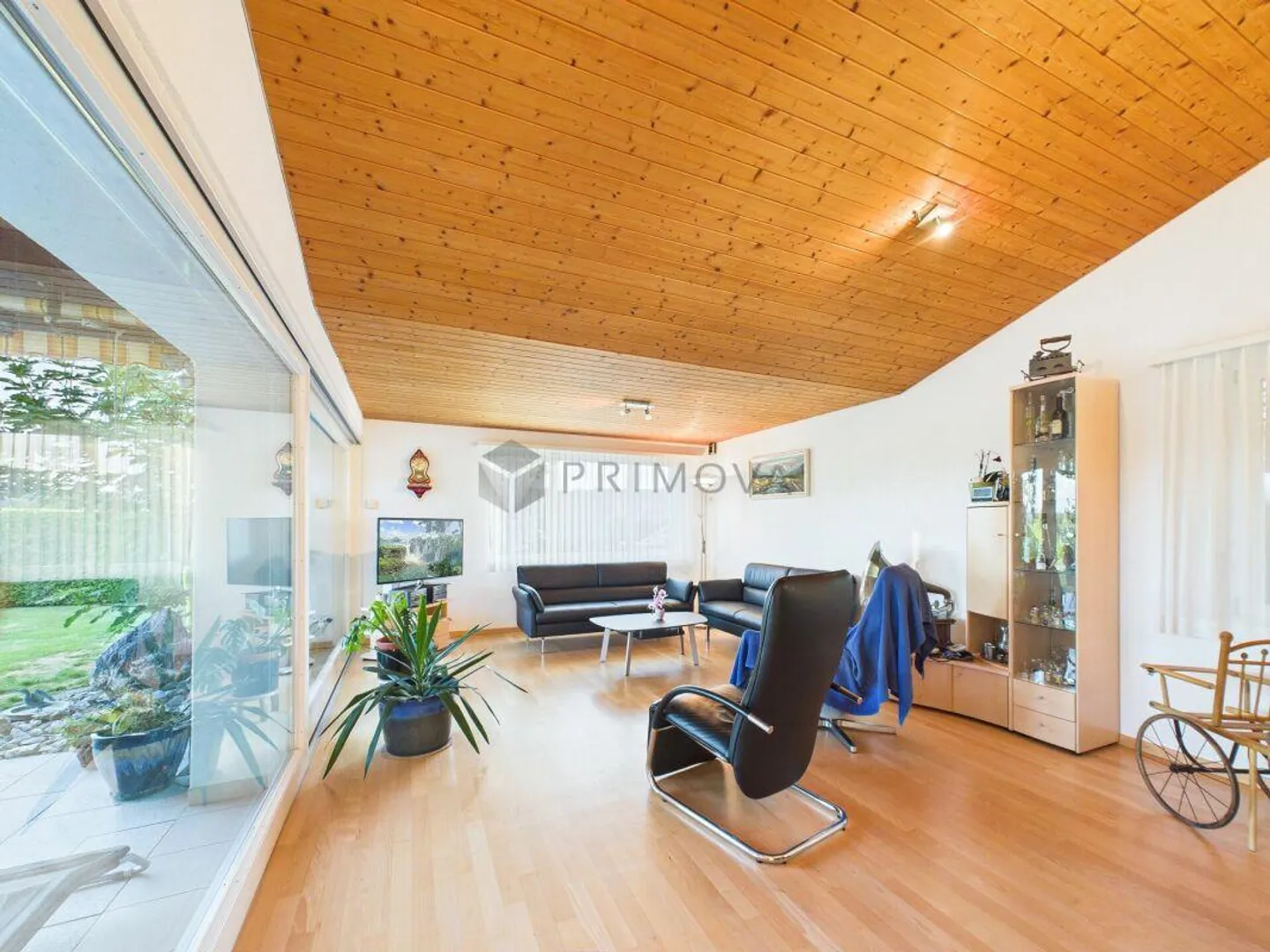 Peace and Serenity come together here - Single-family home seeks a new owner! - Photo 2 of 13