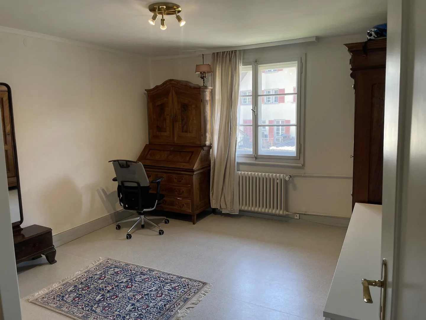 Ampio appartamento luminoso in stile antico - Foto 7 di 8