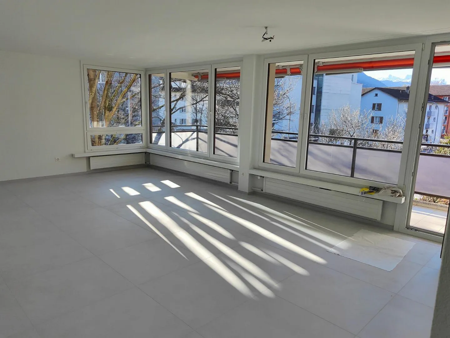 Stylish Living in the Popular Lacuna Quarter - Photo 10 of 21