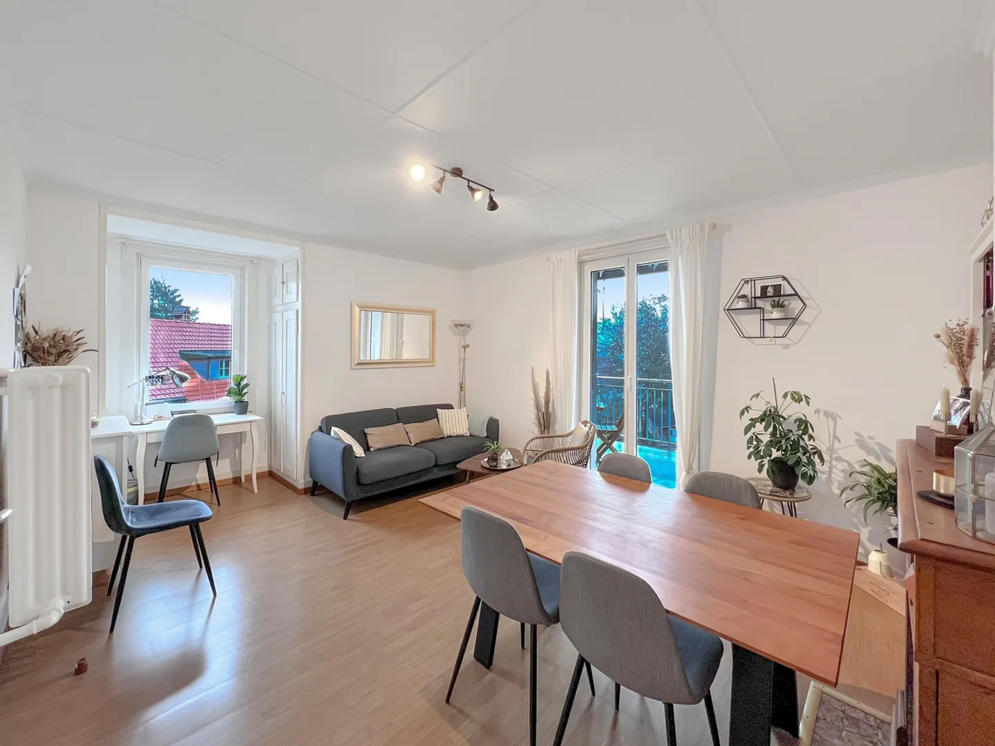 Charming 2.5-Room Apartment with Balcony, Köniz - Photo 1 of 11