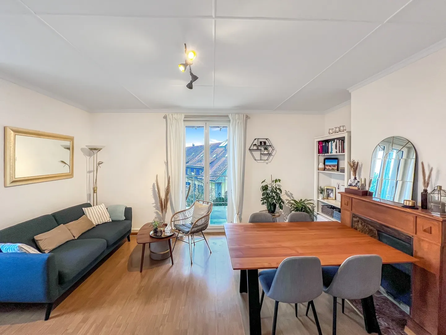 Charming 2.5-Room Apartment with Balcony, Köniz - Photo 2 of 11