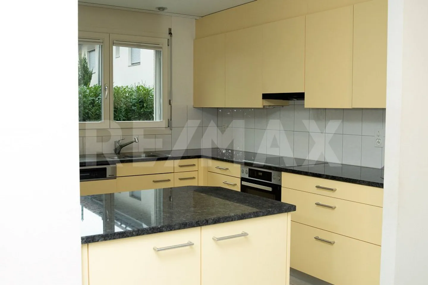 Attraktives Eckhaus in Schönenbuch mit 6.5 Zimmer - Foto 2 von 5