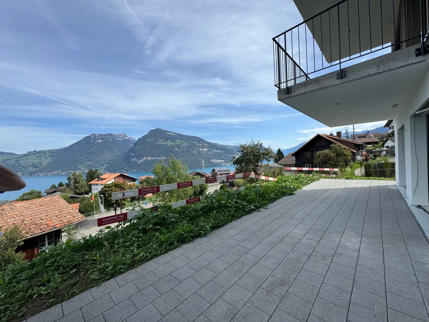 Vista mozzafiato sul lago di Thun, ampia terrazza (ca. 30 m²), prima occupazione in un nuovo edificio con quattro unità - Foto 2 di 7