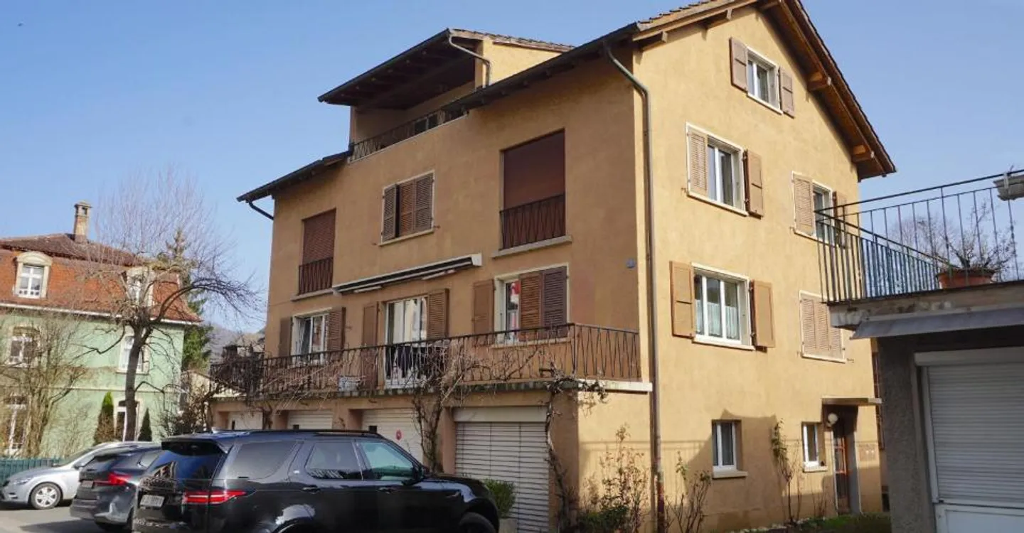 ARI-253 - Building with 3 apartments, 3 garages and 2 parking spaces nearby - Photo 1 of 11