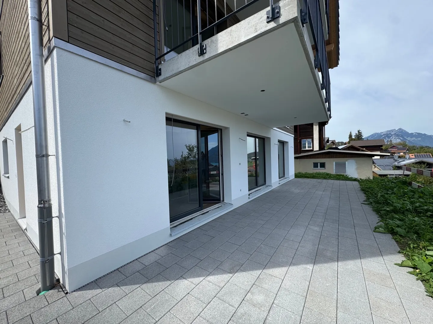 Vista mozzafiato sul lago di Thun, ampia terrazza (ca. 30 m²), prima occupazione in un nuovo edificio con quattro unità - Foto 4 di 7