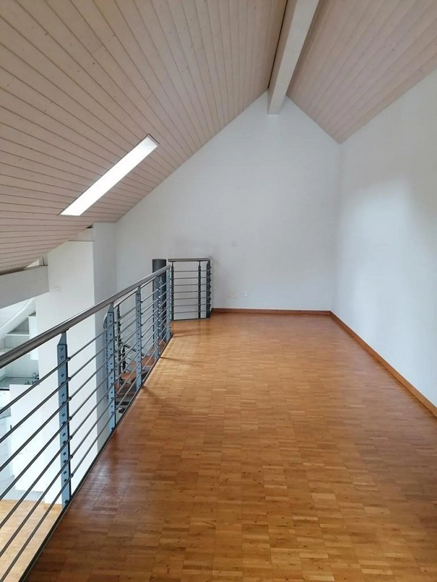 Appartamento mansardato affascinante con grande balcone e galleria! - Foto 7 di 9
