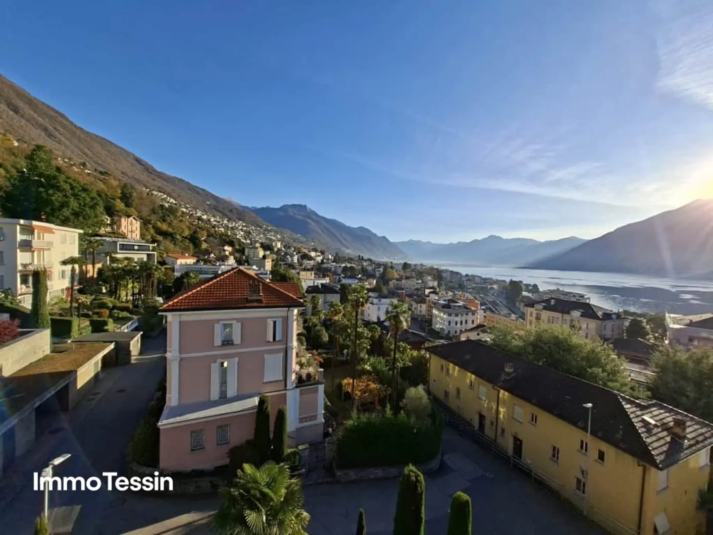 Appartamento per vacanze in una posizione centrale di prima scelta a Muralto con vista mozzafiato sul lago, piscina coperta e parcheggio - Foto 1 di 13