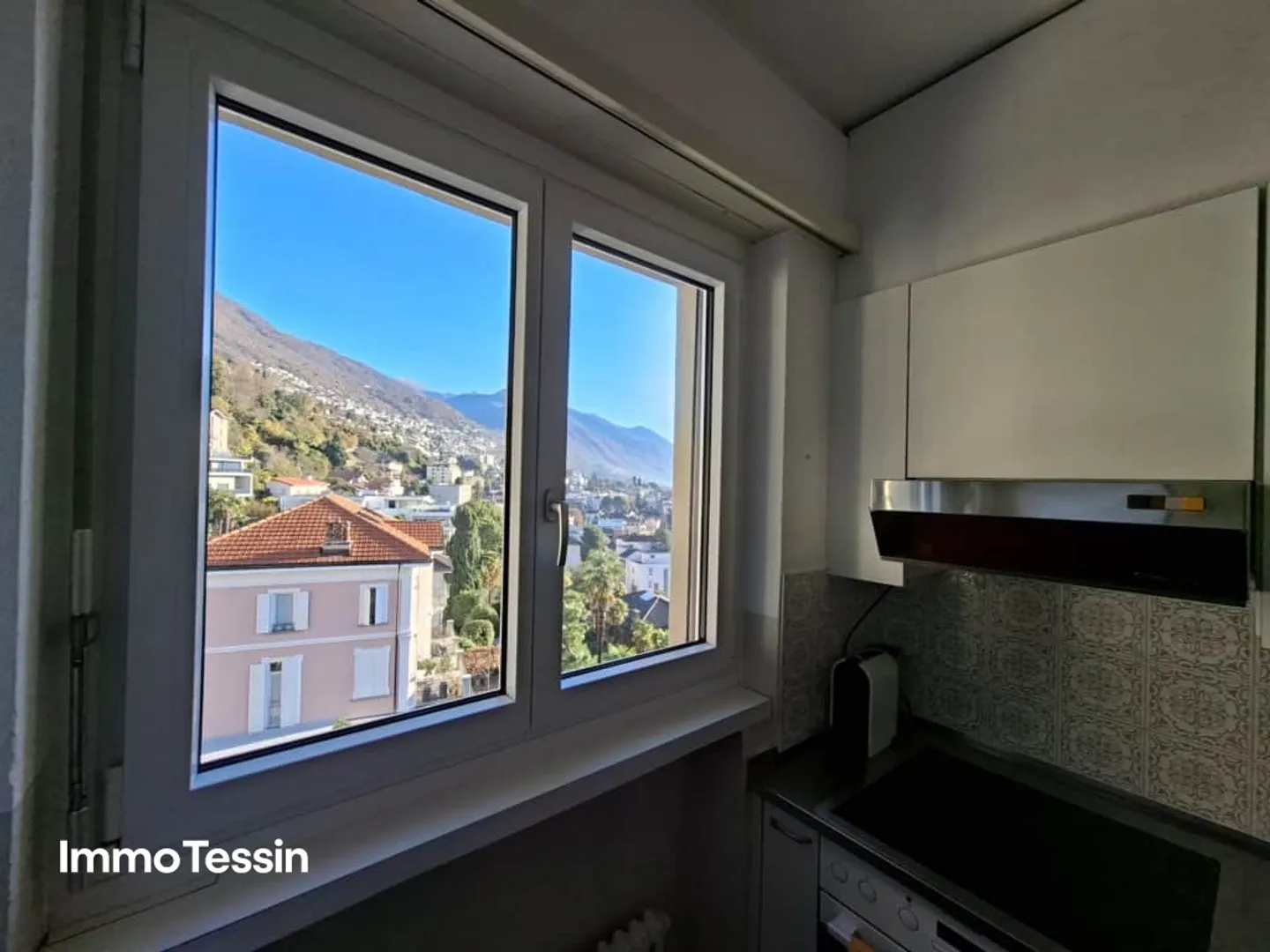 Appartamento per vacanze in una posizione centrale di prima scelta a Muralto con vista mozzafiato sul lago, piscina coperta e parcheggio - Foto 8 di 13