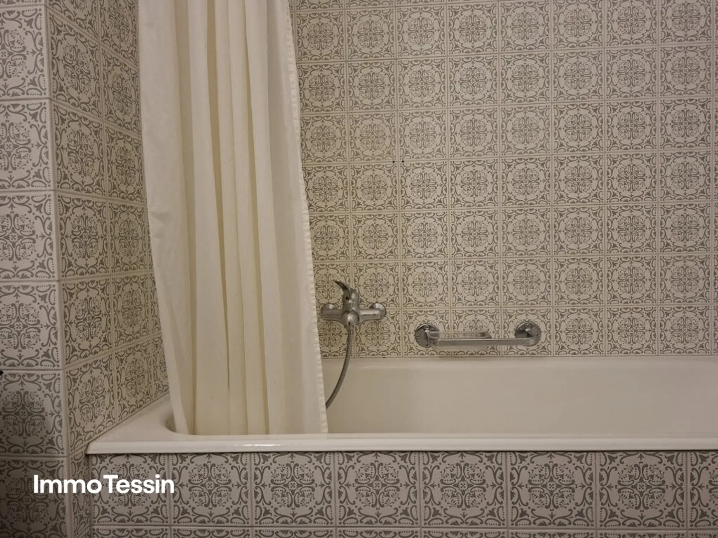 Appartamento per vacanze in una posizione centrale di prima scelta a Muralto con vista mozzafiato sul lago, piscina coperta e parcheggio - Foto 12 di 13