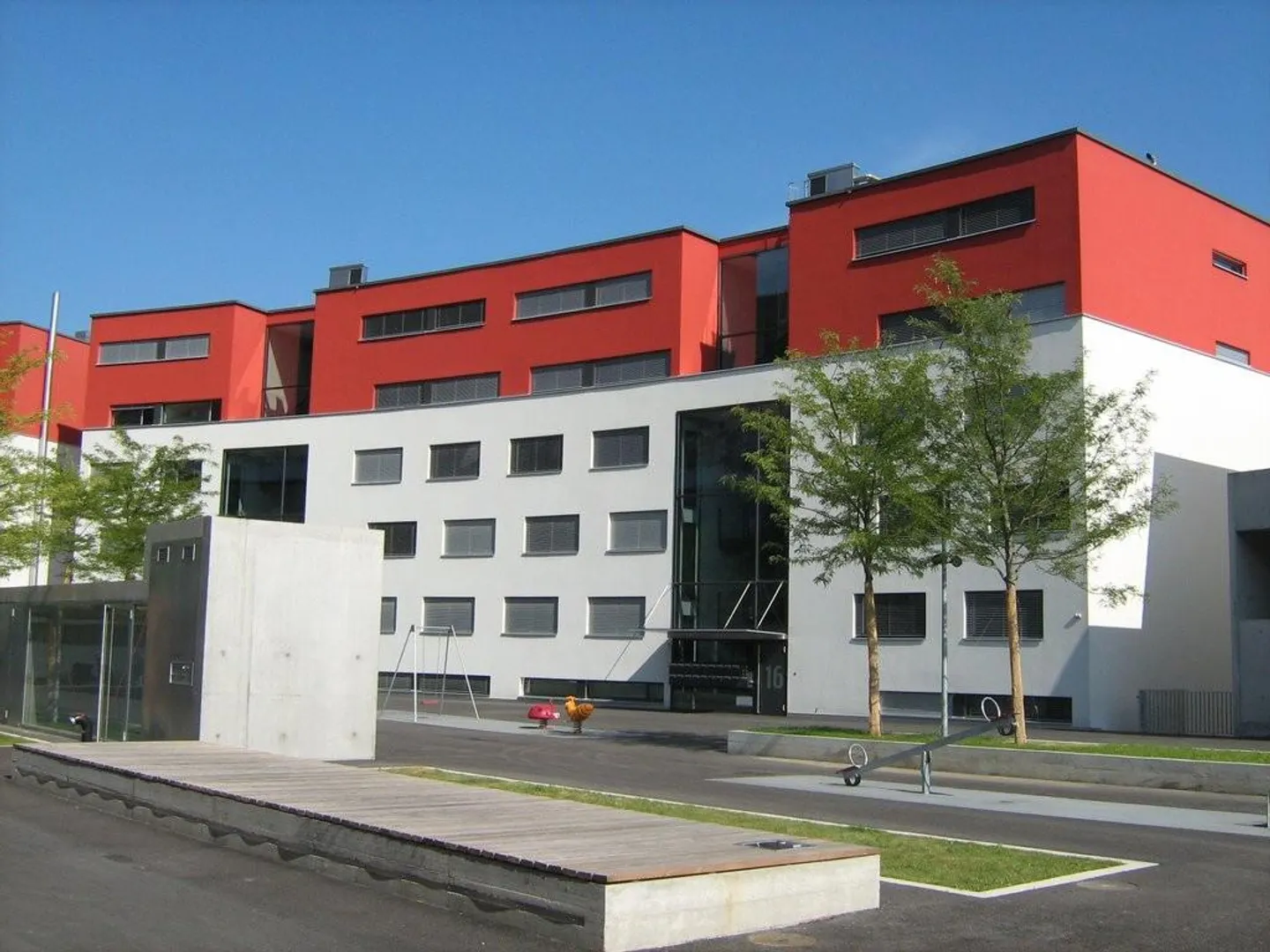 3 Min. vom CFF-Bahnhof und dem OFS, unter den HEG-ARC Schulen - Foto 2 von 2