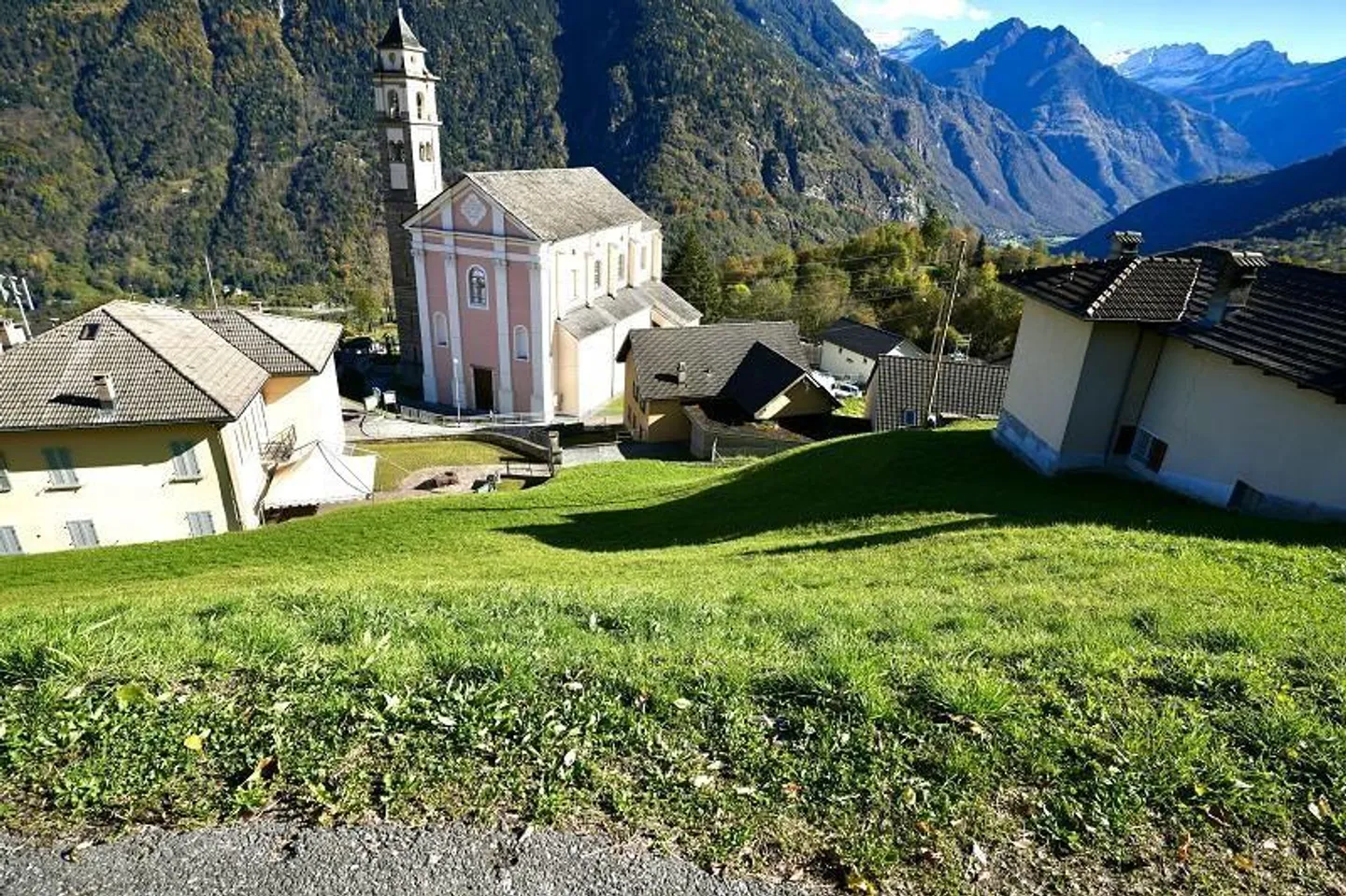 Terrain à bâtir R3 de 786 m2 dans un endroit très calme et ensoleillé avec vue... - Photo 2 sur 13
