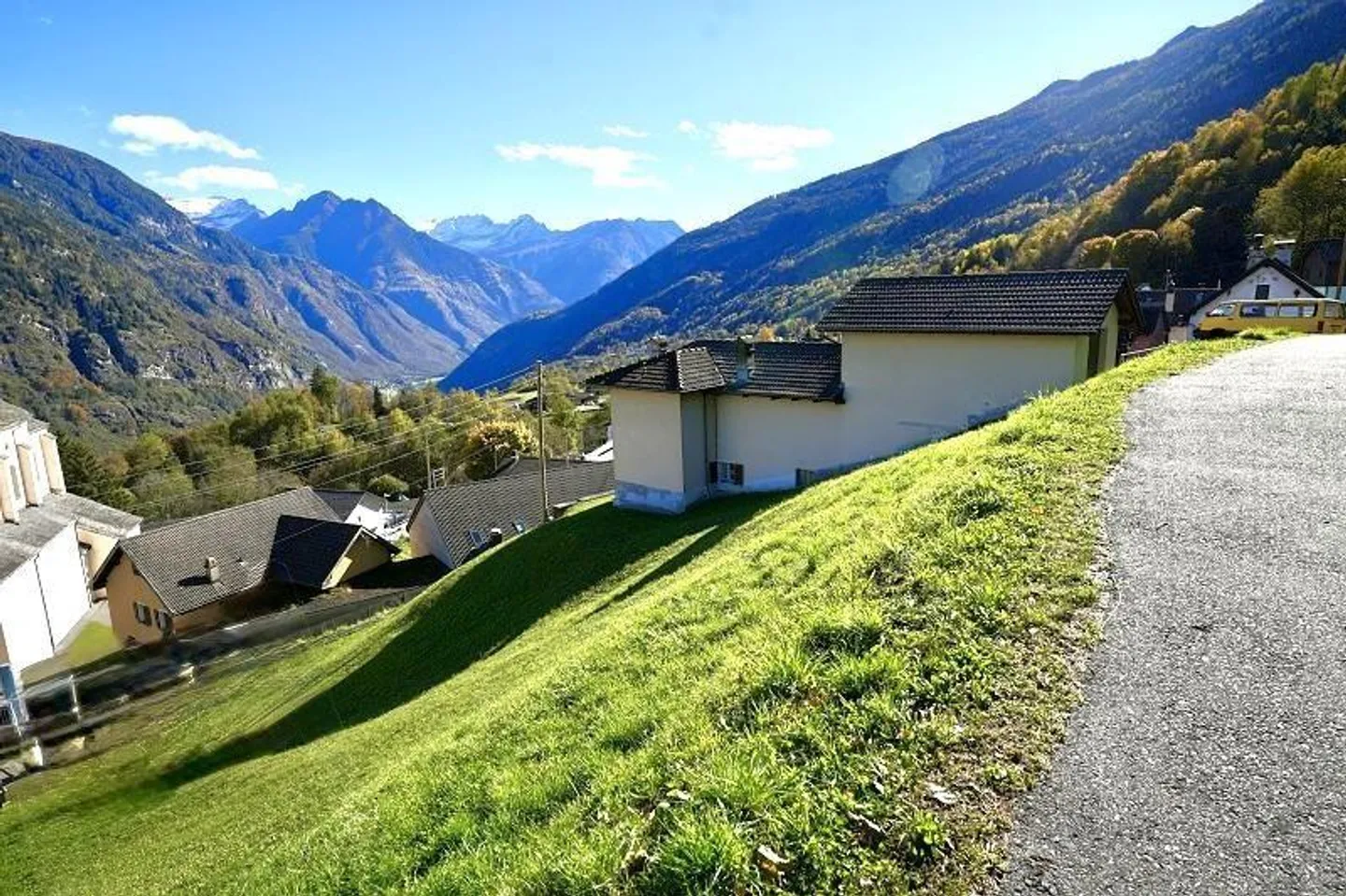 Terrain à bâtir R3 de 786 m2 dans un endroit très calme et ensoleillé avec vue... - Photo 3 sur 13