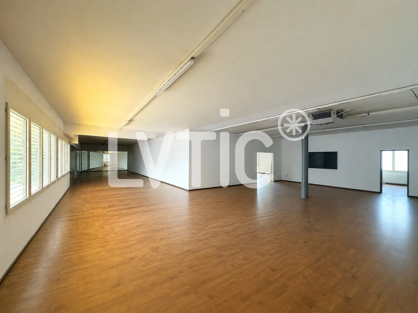 Uffici, locali, laboratorio di 336 m2 in affitto a Villeneuve - Foto 2 di 9