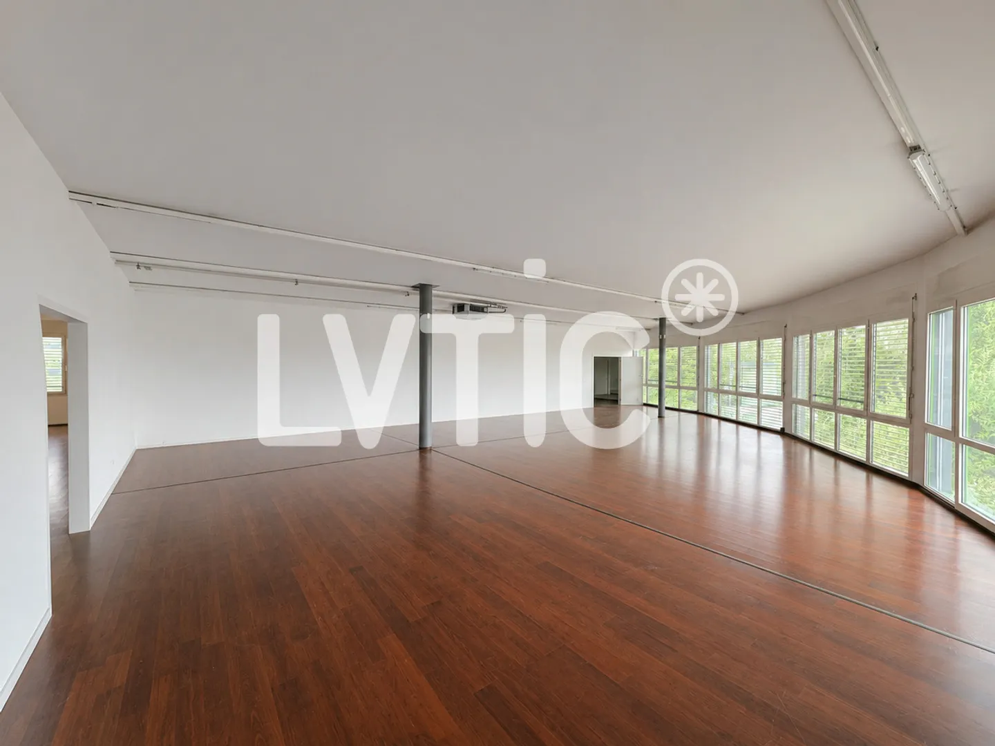 Uffici, locali, laboratorio di 336 m2 in affitto a Villeneuve - Foto 5 di 9