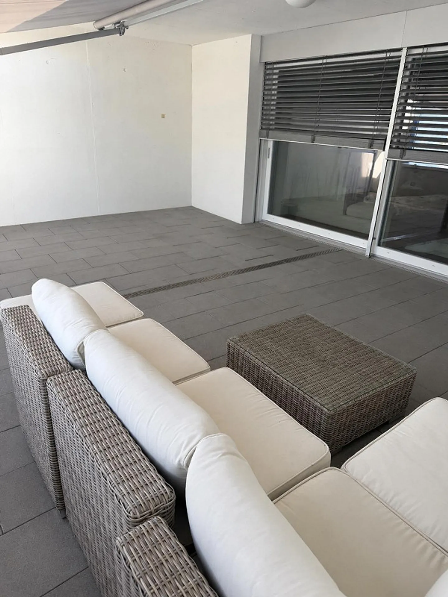 Terrasse ensoleillée de rêve au-dessus des toits de Reiden - Photo 4 sur 10