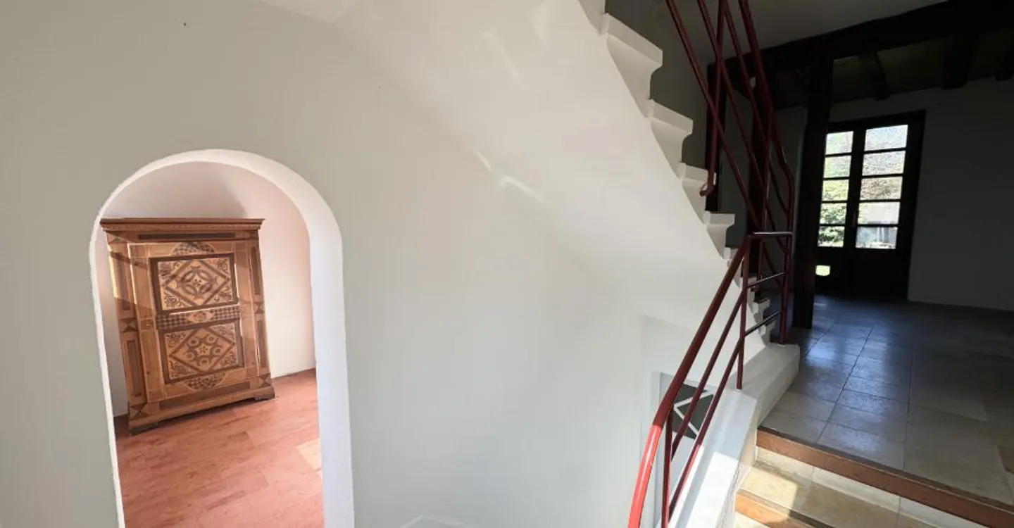 Haus mit angrenzendem Stall – Großes Renovierungspotenzial und Schaffung von zwei Wohneinheiten! - Foto 4 von 14