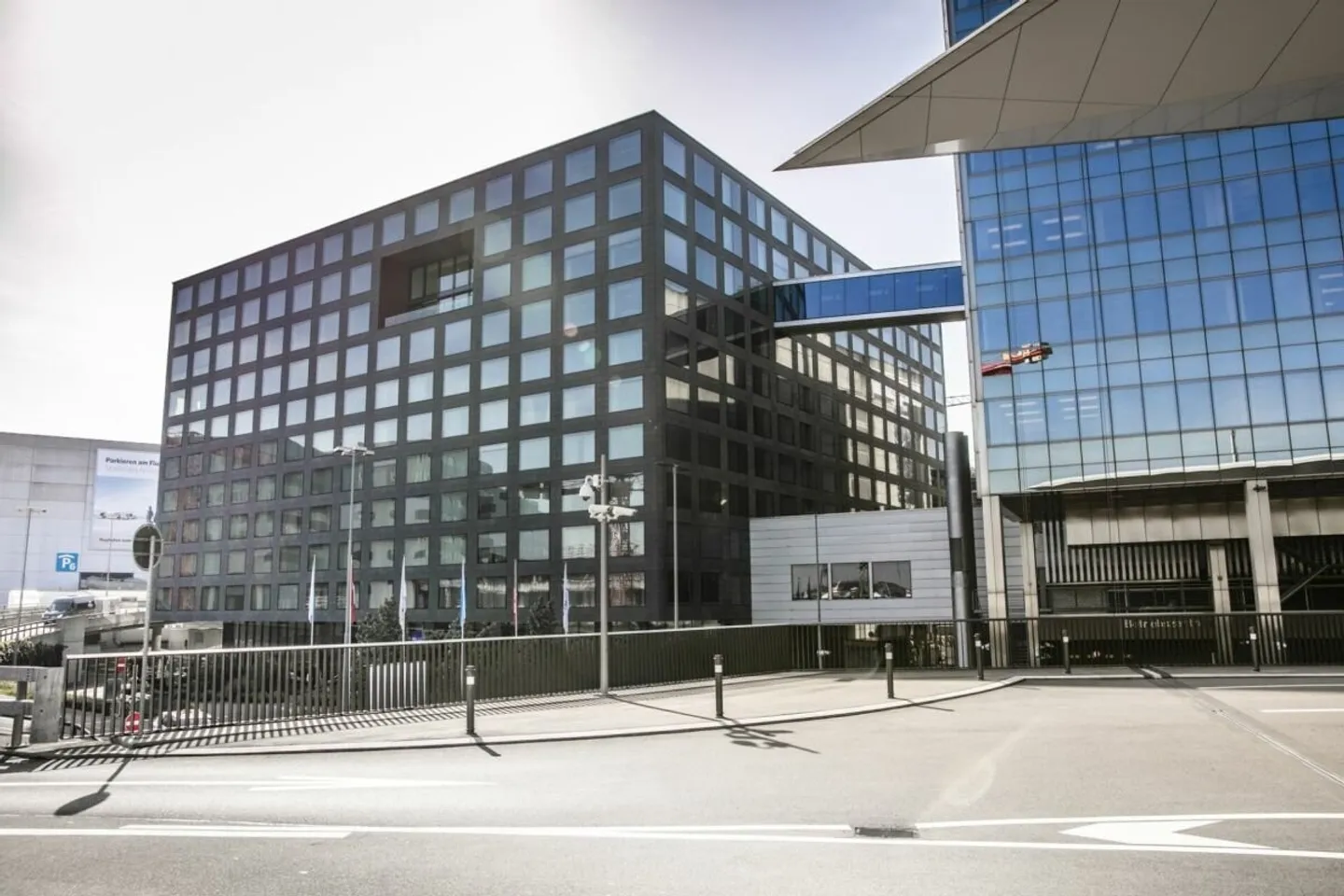 Bürofläche mit Flughafenblick - Foto 1 von 3