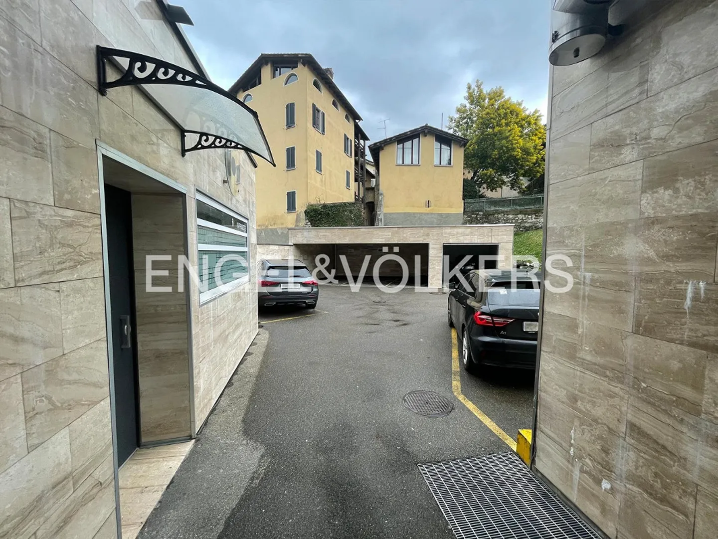 Palazzina per uffici e spazio commerciale/ Bürogebäude und Gewerbe... - Foto 2 di 2