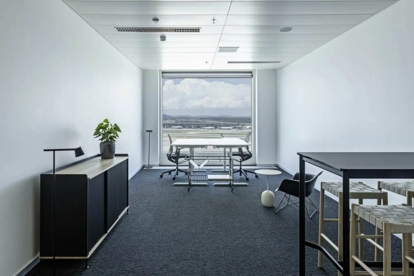 Bürofläche mit Flughafenblick - Foto 2 von 3