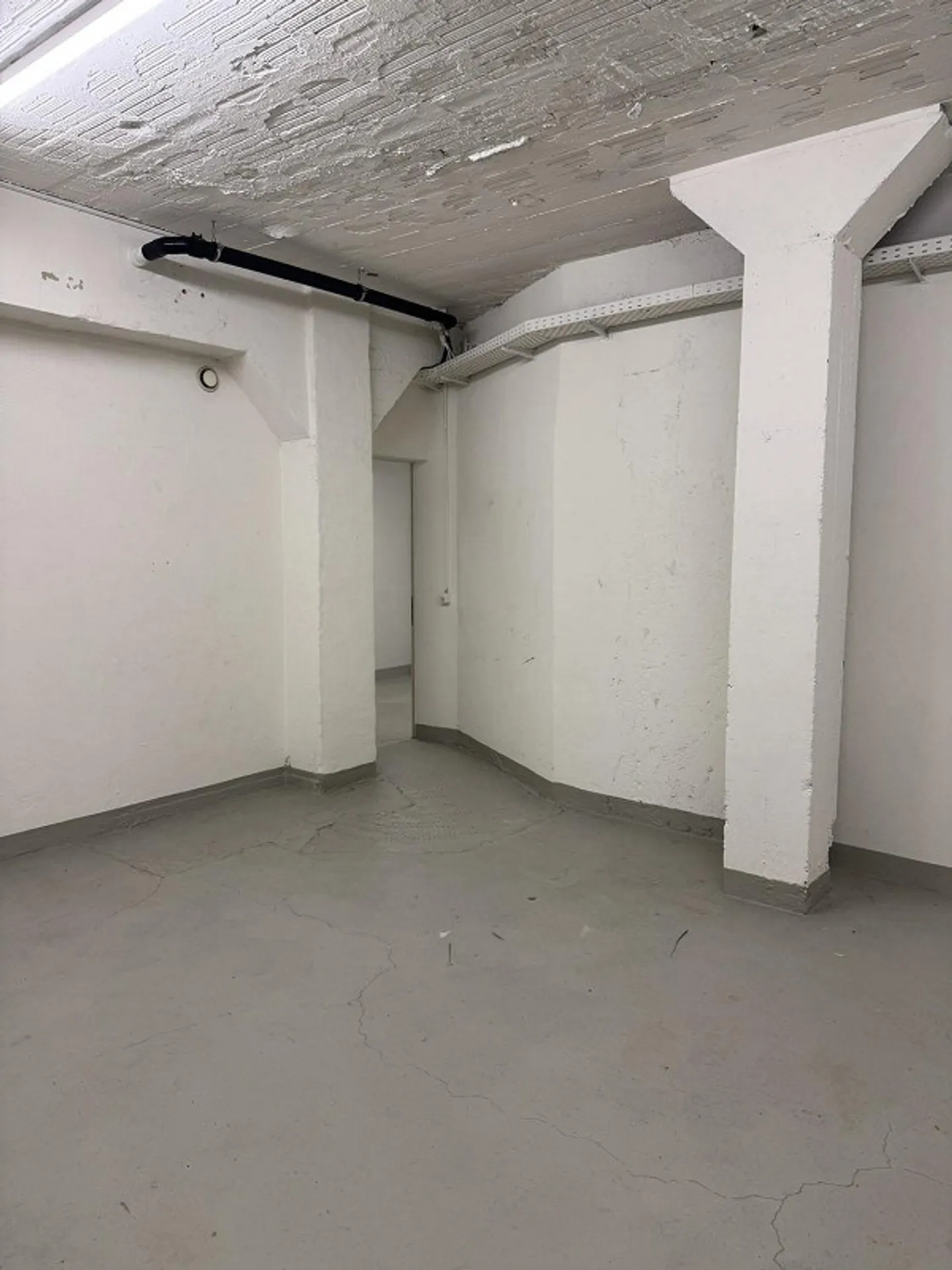 Dans la Lokstadt : espace de stockage de 31 m2 à louer - Photo 2 sur 4