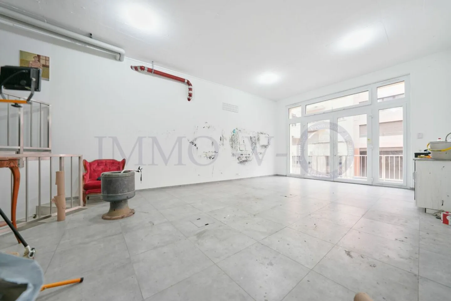 PROPRIÉTÉ COMMERCIALE SPACIEUSE AVEC UN EMPLACEMENT IDÉAL - Photo 2 sur 7