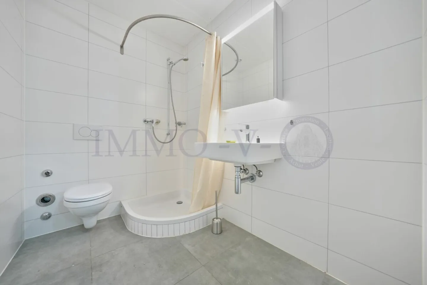 PROPRIÉTÉ COMMERCIALE SPACIEUSE AVEC UN EMPLACEMENT IDÉAL - Photo 6 sur 7