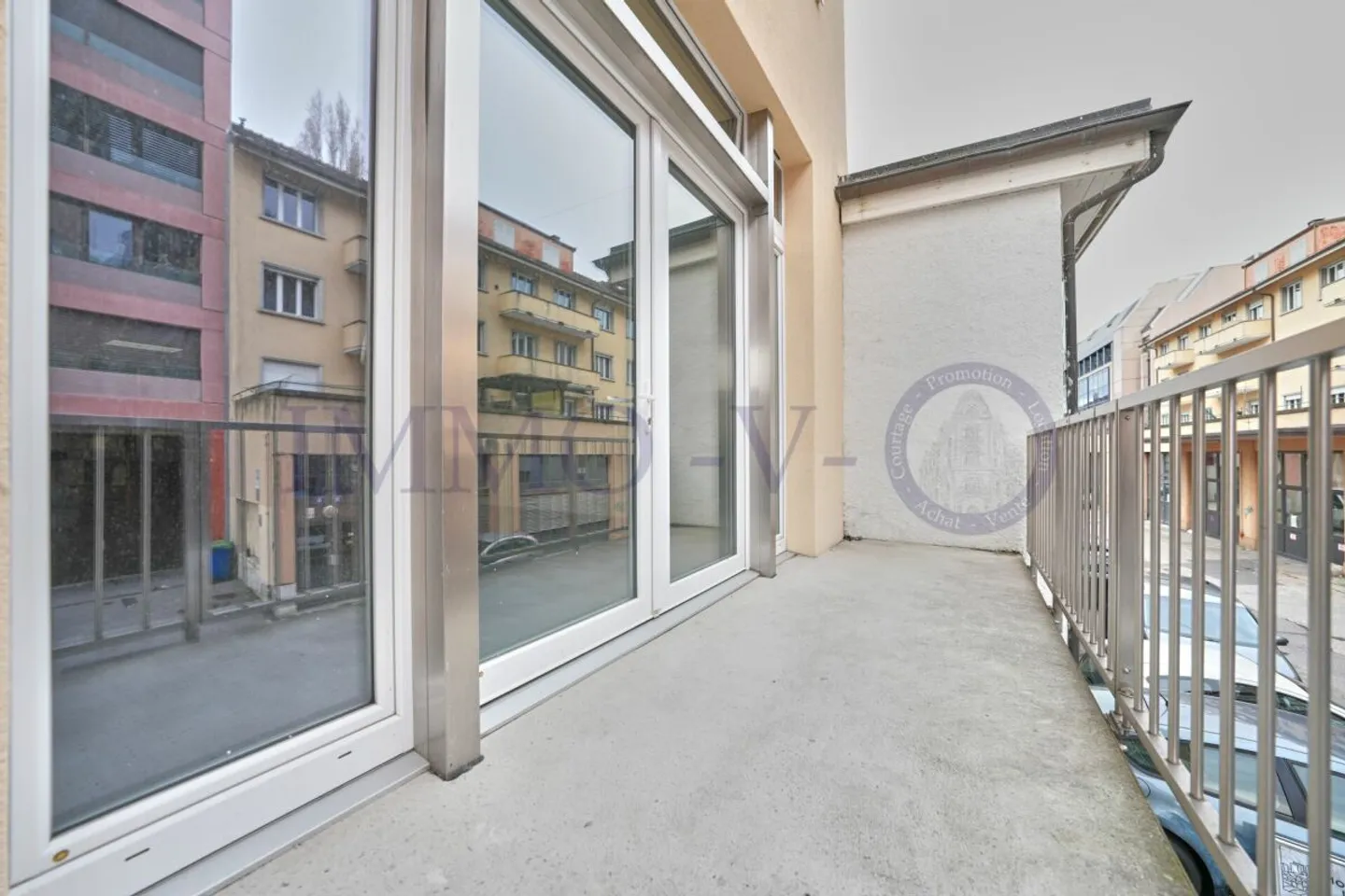 PROPRIÉTÉ COMMERCIALE SPACIEUSE AVEC UN EMPLACEMENT IDÉAL - Photo 7 sur 7