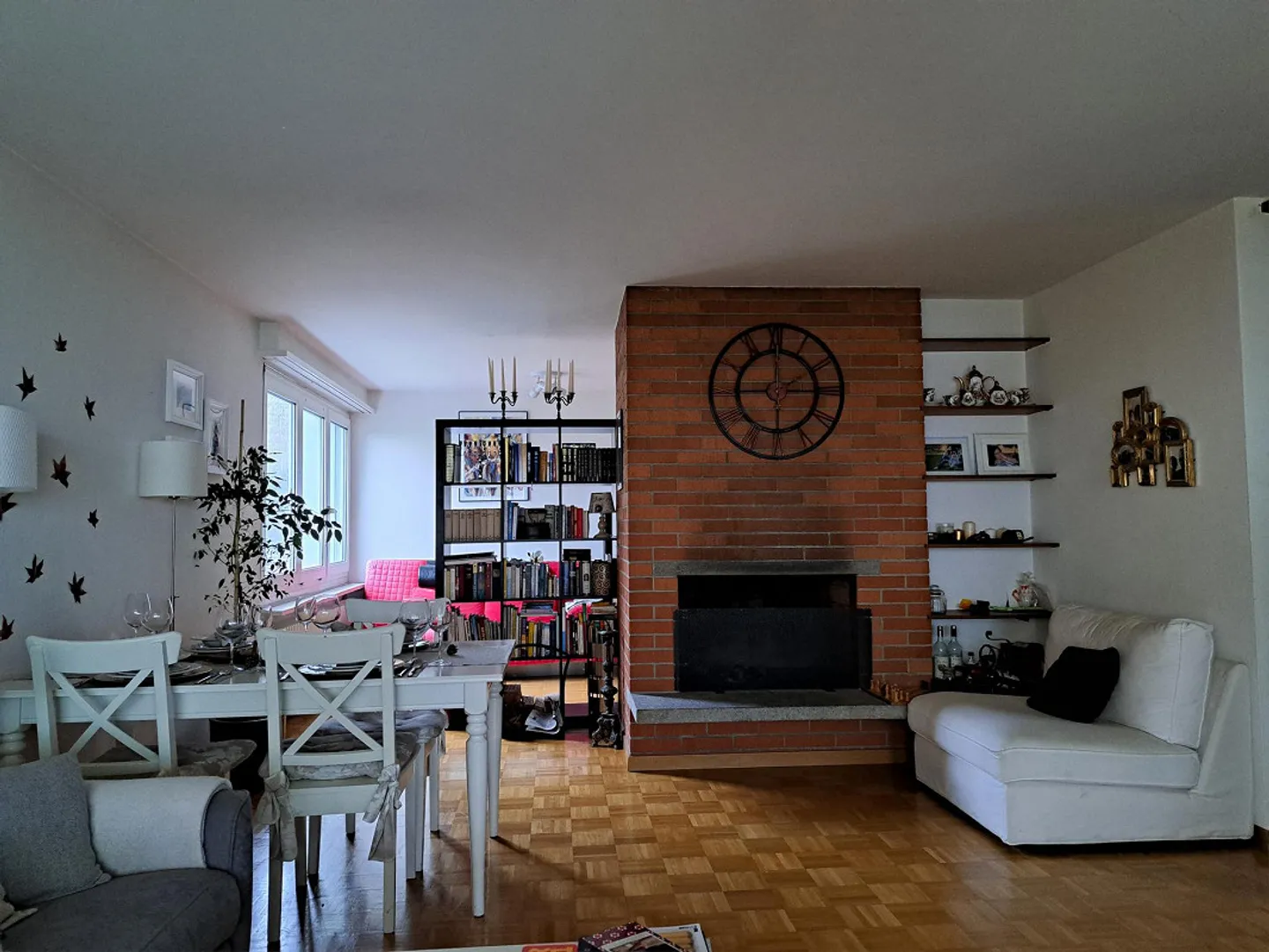 Une chambre dans un appartement partagé de 2 personnes dans un appartement lumineux avec cheminée et vue sur le lac - Photo 4 sur 16