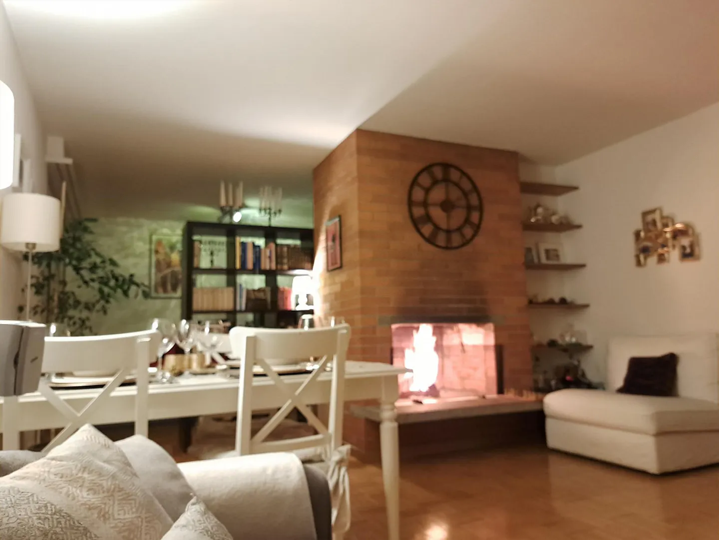 Une chambre dans un appartement partagé de 2 personnes dans un appartement lumineux avec cheminée et vue sur le lac - Photo 1 sur 16