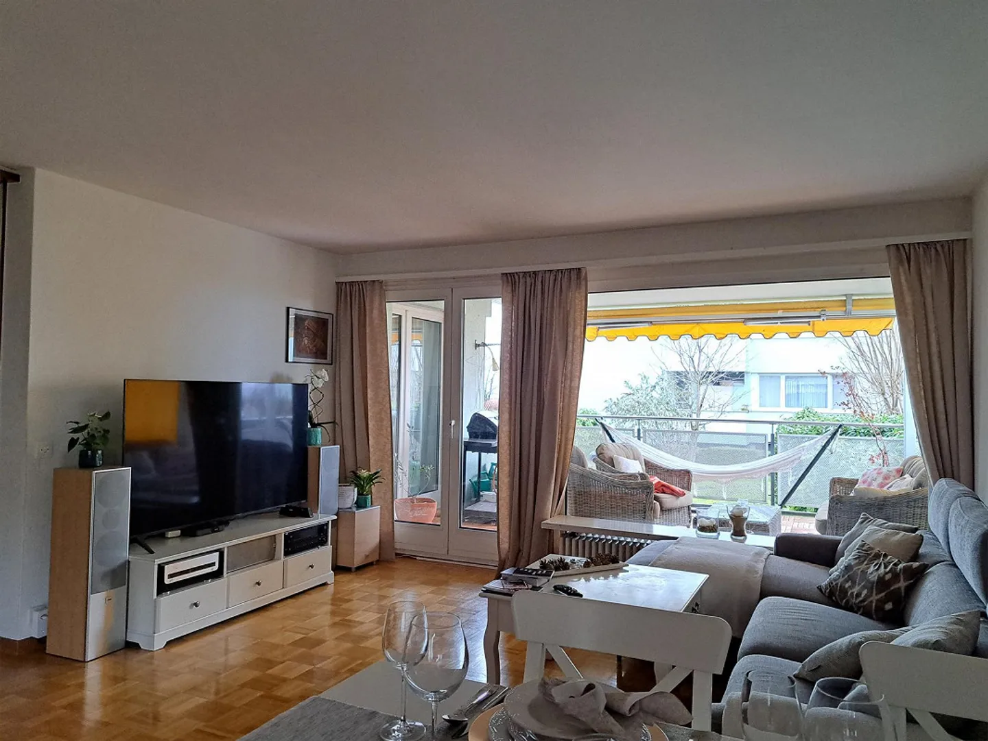 Une chambre dans un appartement partagé de 2 personnes dans un appartement lumineux avec cheminée et vue sur le lac - Photo 7 sur 16