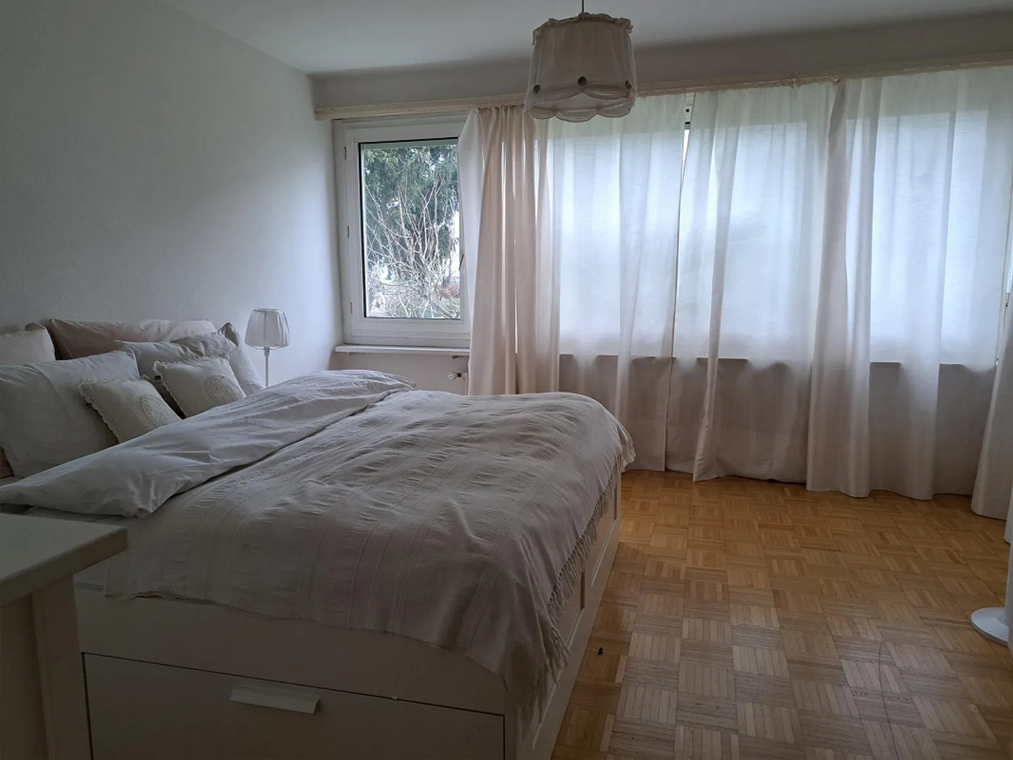 Une chambre dans un appartement partagé de 2 personnes dans un appartement lumineux avec cheminée et vue sur le lac - Photo 9 sur 16