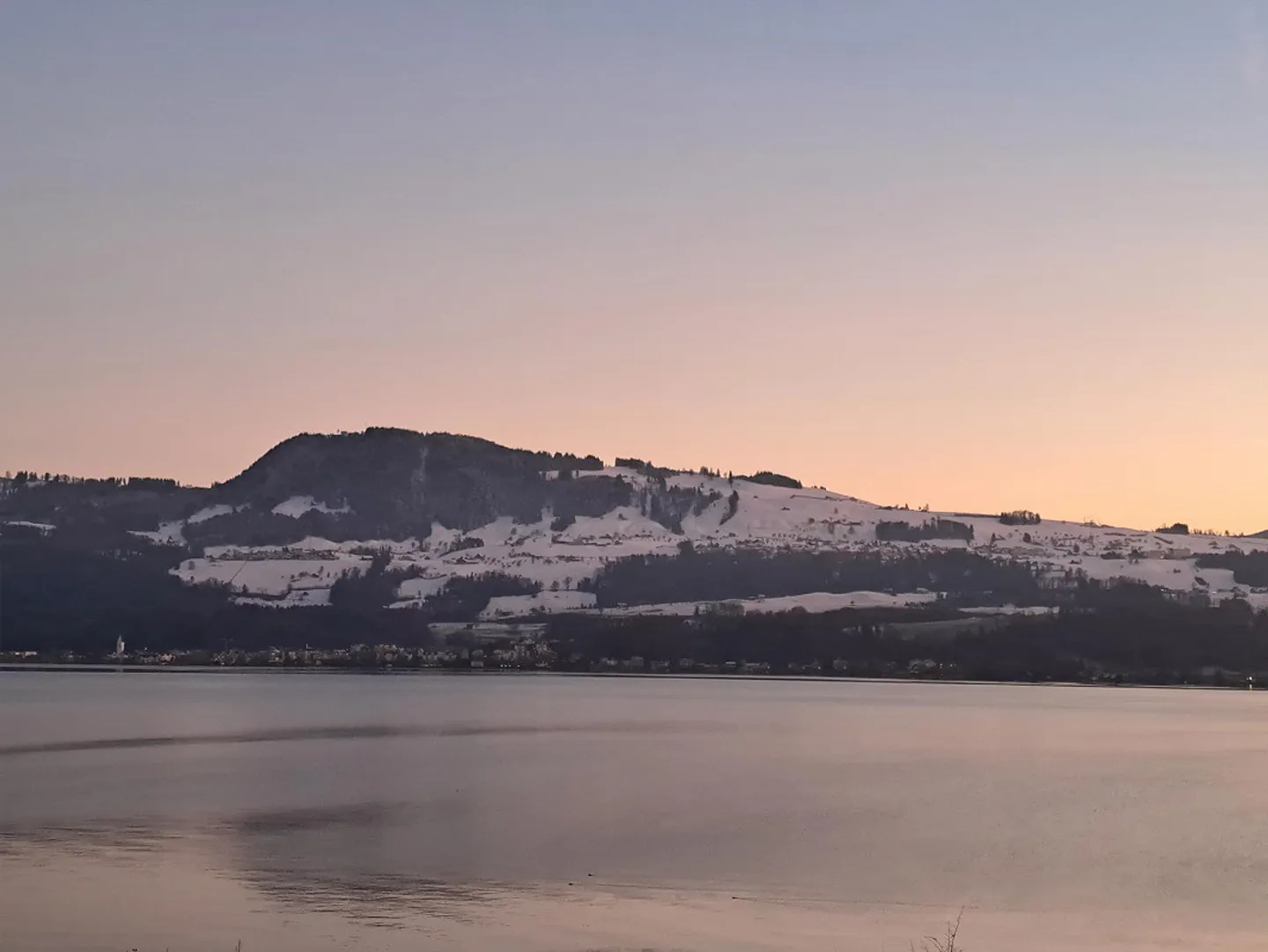 Une chambre dans un appartement partagé de 2 personnes dans un appartement lumineux avec cheminée et vue sur le lac - Photo 16 sur 16
