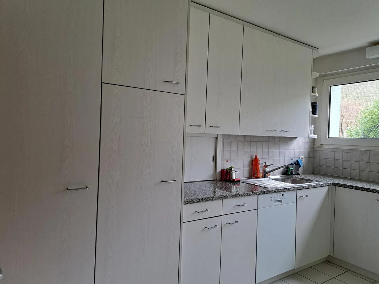 Une chambre dans un appartement partagé de 2 personnes dans un appartement lumineux avec cheminée et vue sur le lac - Photo 11 sur 16