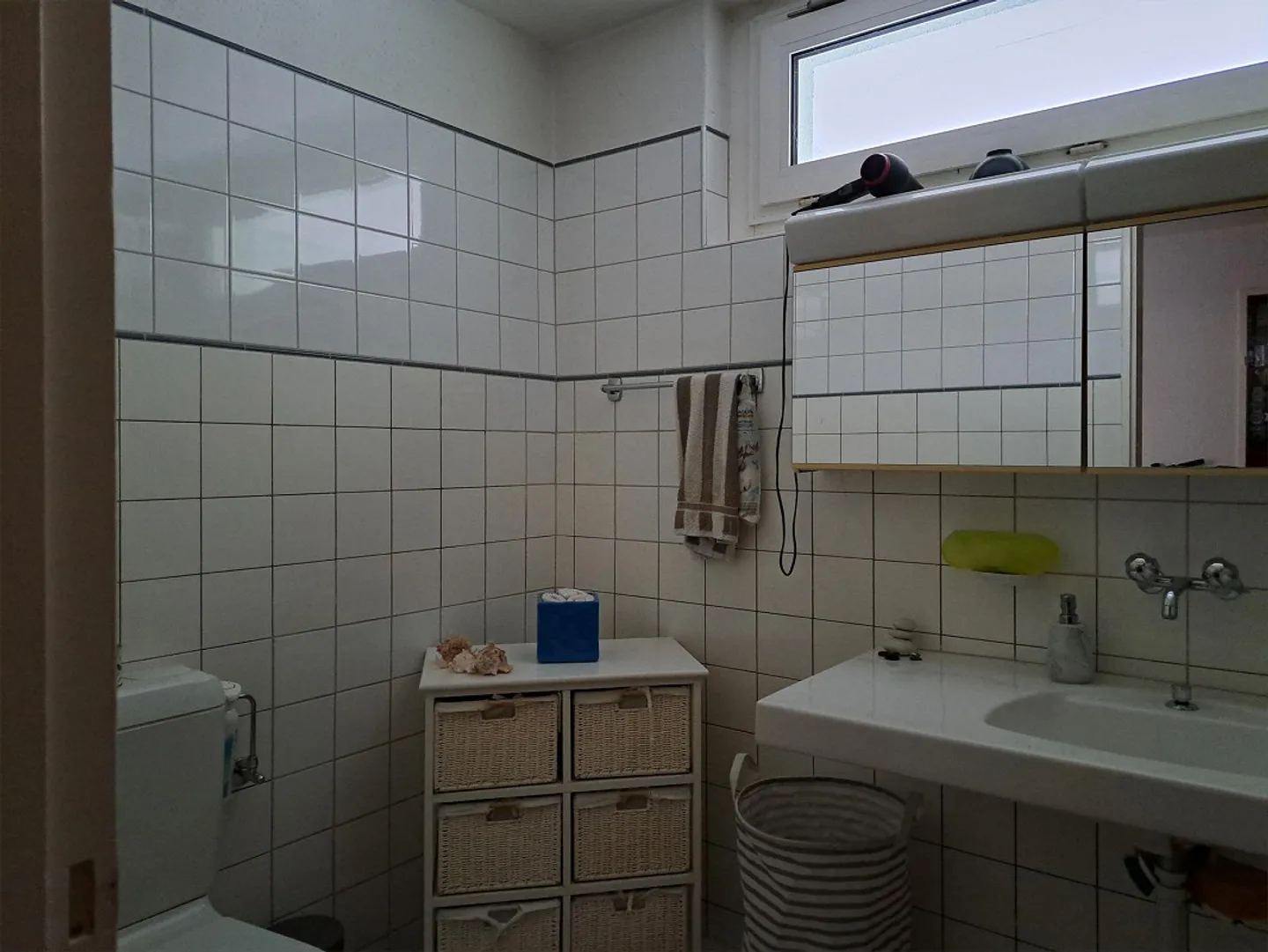 Une chambre dans un appartement partagé de 2 personnes dans un appartement lumineux avec cheminée et vue sur le lac - Photo 12 sur 16