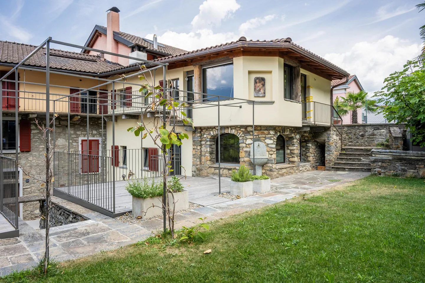 Appartamento duplex di 2,5 locali completamente ristrutturato e attraente - Foto 2 di 16
