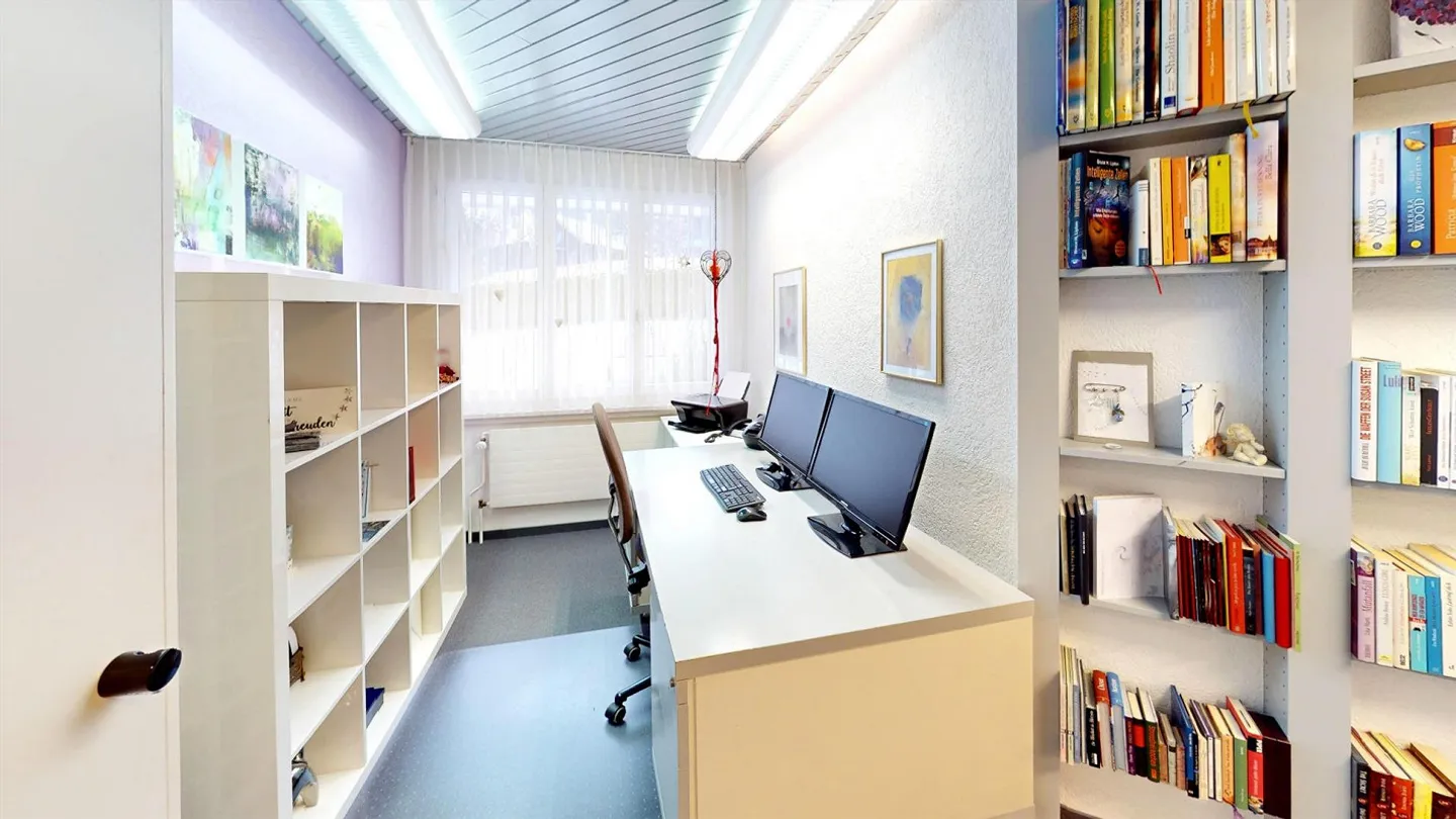 Residential building with commercial space: Room for work and hobby - Photo 8 of 13