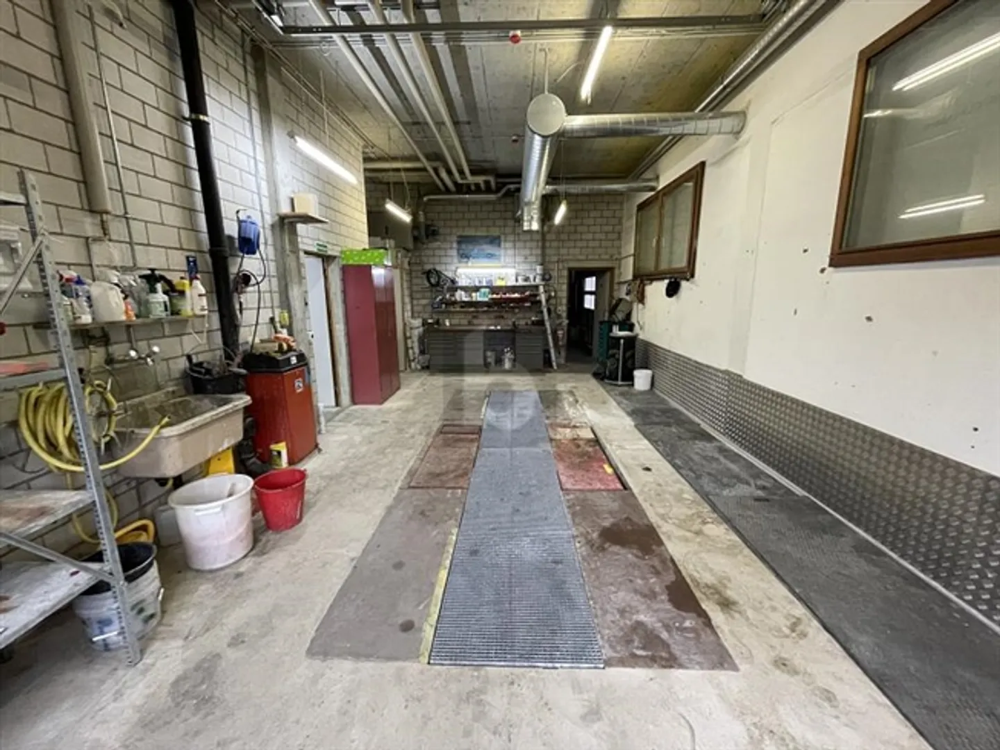 Gewerbegebäude mit Büro - Foto 5 von 6